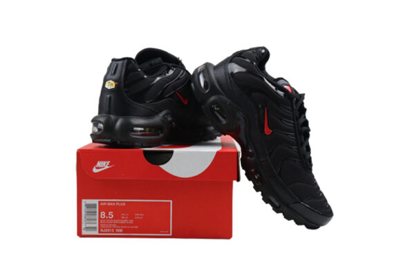 ⁦נעלי נייק-NIKE AIR MAX PLUS TN--BLACK -CADMIUM RED LOGO⁩ – תמונה ⁦4⁩