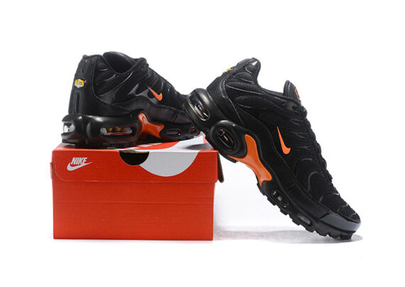 ⁦נעלי נייק-NIKE AIR MAX PLUS TN-BLACK-ORANGE LOGO⁩ – תמונה ⁦4⁩