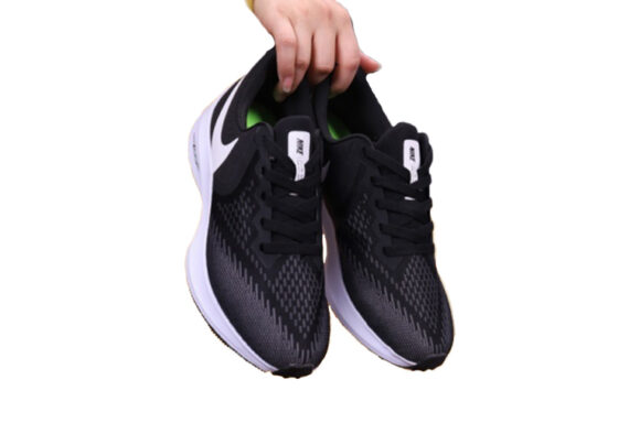 ⁦נעלי נייק-NIKE AIR ZOOM VOMERO W6-Black-White⁩ – תמונה ⁦7⁩