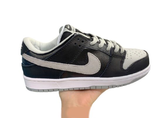 ⁦נעליי נייק-NIKE SB DUNK LOW PRO QS - Black & Light Gray⁩ – תמונה ⁦2⁩