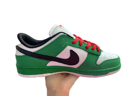 ⁦נעליי נייק-NIKE SB DUNK LOW PRO QS - Green - Black & White⁩ – תמונה ⁦2⁩