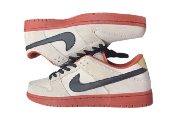 ⁦נעליי נייק-NIKE SB DUNK LOW PRO QS - Terra Cotta - Black & White⁩ – תמונה ⁦3⁩