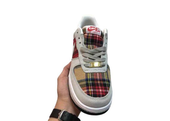 ⁦נעלי נייק -Nike Air Force 1 Low Foggy Grey-Falu Red⁩ – תמונה ⁦6⁩