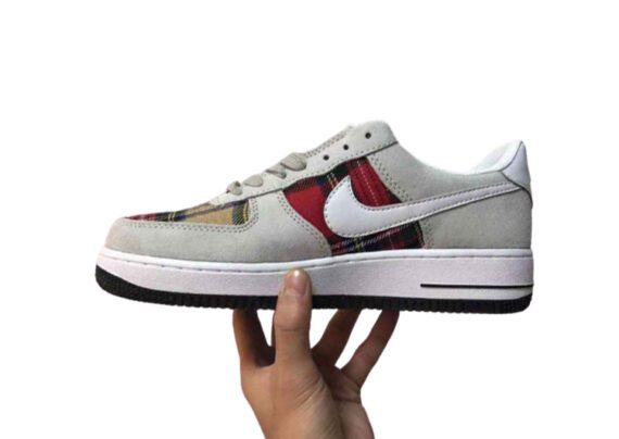 ⁦נעלי נייק -Nike Air Force 1 Low Foggy Grey-Falu Red⁩ – תמונה ⁦5⁩