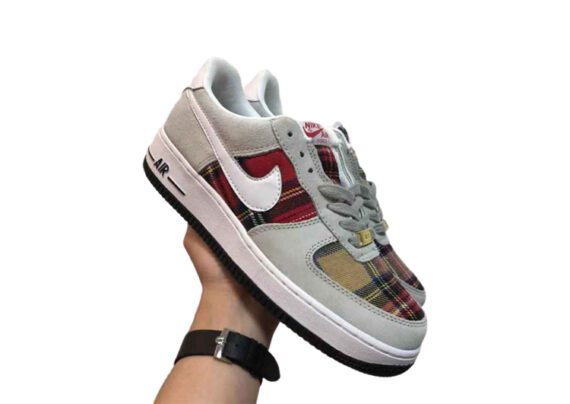 ⁦נעלי נייק -Nike Air Force 1 Low Foggy Grey-Falu Red⁩ – תמונה ⁦4⁩