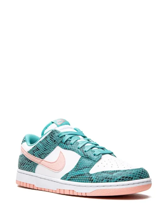 ⁦NIKE Dunk Low Snakeskin "Washed Teal/Bleached Coral" sneakers⁩ – תמונה ⁦2⁩