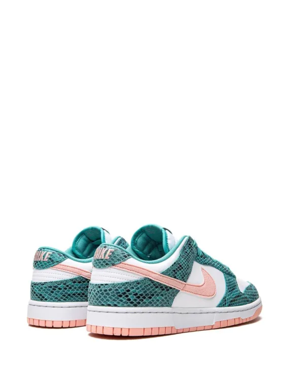 ⁦NIKE Dunk Low Snakeskin "Washed Teal/Bleached Coral" sneakers⁩ – תמונה ⁦3⁩