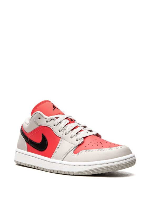 ⁦נייק ג'ורדן -NIKE AIR JORDAN 1 LOW - Light Iron e/Siren Red⁩ – תמונה ⁦2⁩