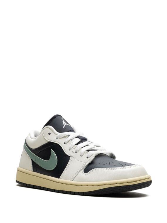 ⁦נייק ג'ורדן -NIKE AIR JORDAN 1 LOW - Jade Smoke⁩ – תמונה ⁦2⁩