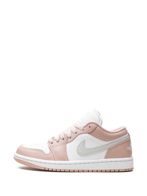 ⁦נייק ג'ורדן -NIKE AIR JORDAN 1 LOW - Crimson Tint⁩ – תמונה ⁦5⁩